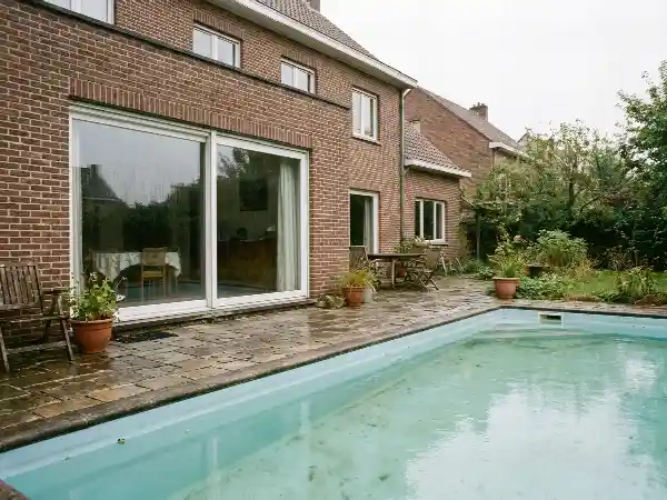 Zwembad op korte afstand van het terras en de achtergevel